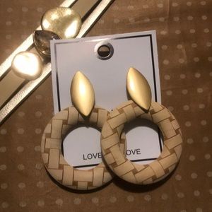 Wood detail earrings